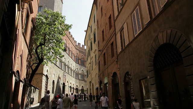 WS LD People Walking down Narrow Street Between Buildings / Tuscany，意大利视频素材