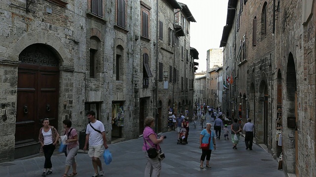 WS LD People Walking down Narrow Street /托斯卡纳，意大利视频素材