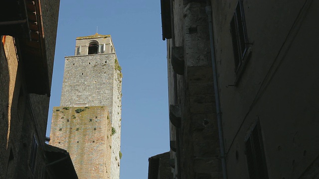 意大利托斯卡纳的WS TU Narrow Street with Old Brick Tower视频素材