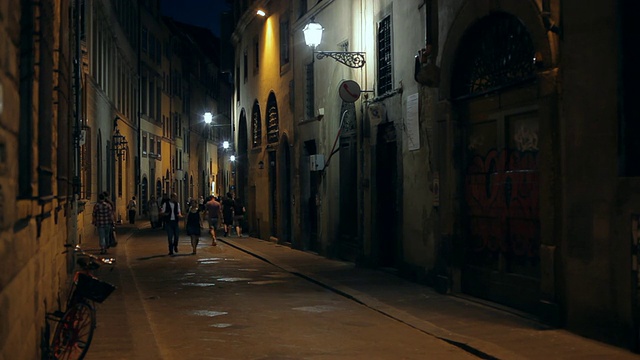 WS LD People Walking down Narrow Street at Night /意大利佛罗伦萨视频素材