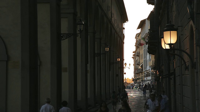 WS LD People Walking down Narrow Street /佛罗伦萨，意大利视频素材