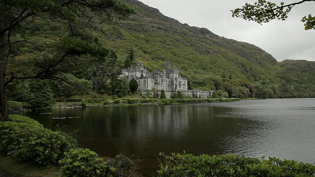 WS PAN Stone Castle Next to Lake /爱尔兰视频素材