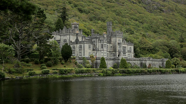 WS TU Stone Castle Next to Lake /爱尔兰视频素材