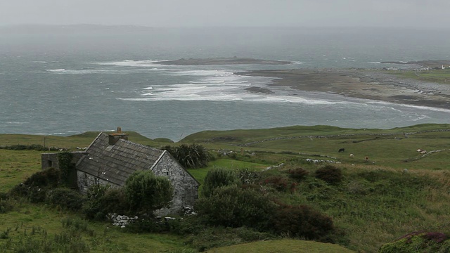 WS HA LD Stone Cottage on Hillside near Ocean /爱尔兰视频素材