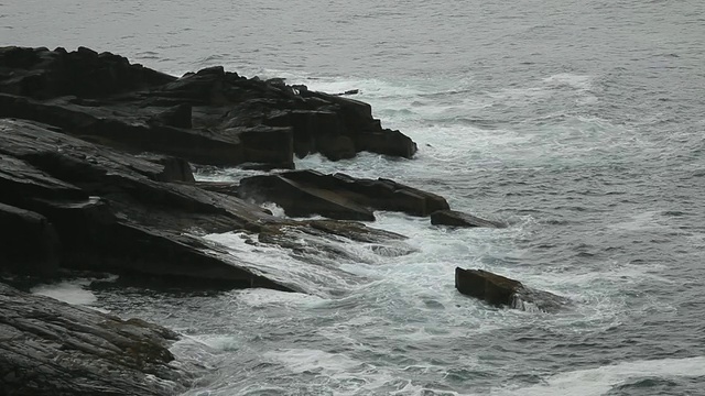 MH LD海浪撞击岩石/爱尔兰视频素材