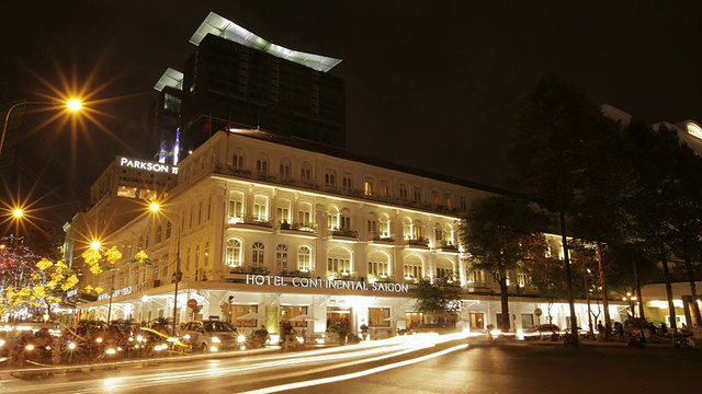 夜景西贡大陆酒店前的交通状况视频素材