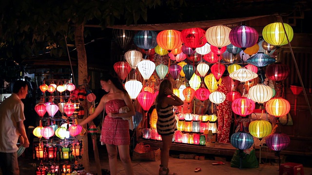 WS LD People Shopping for lantern /会安，越南视频素材