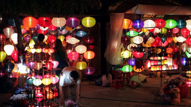 WS PAN People Shopping for lantern /会安，越南视频素材