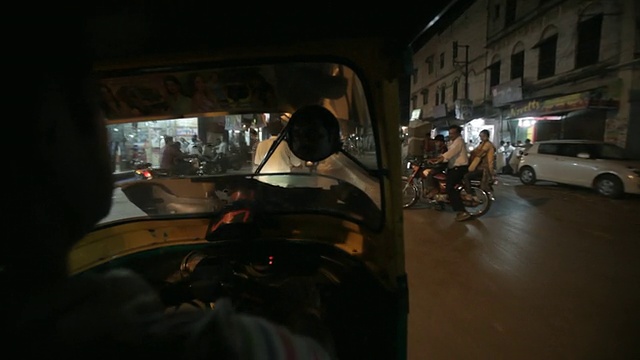 POV WS繁忙的道路从机动三轮车内/瓦拉纳西，印度视频素材