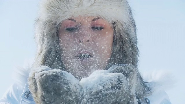 高清慢动作:美丽的女人吹雪视频素材