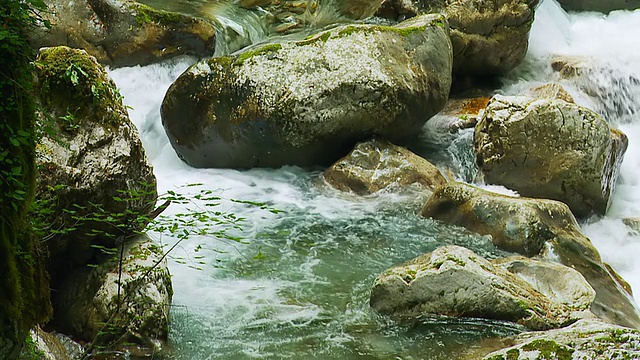 高清慢动作:山涧撞击岩石视频素材