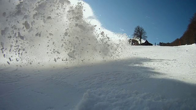 高清慢动作:滑雪者雕刻和喷雪视频素材