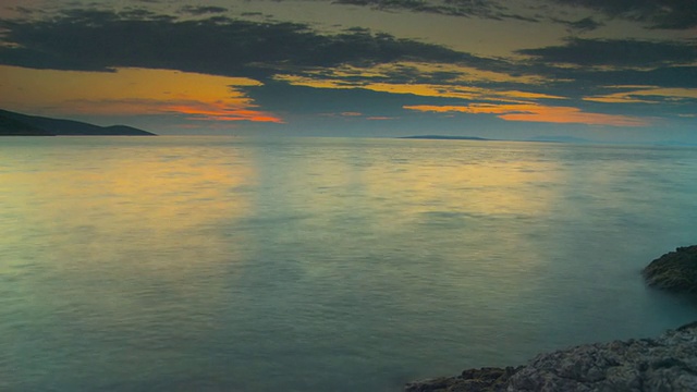 HD Motion Time-Lapse:云在海湾日落视频素材