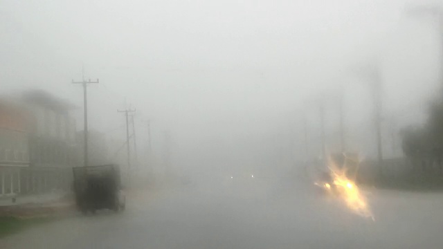 在雨中开车视频素材