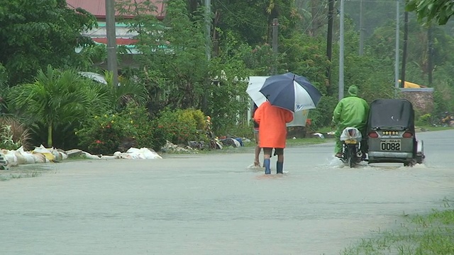 2009年10月4日，台风帕尔马在菲律宾老挝东北60公里处的洪水中行驶视频素材