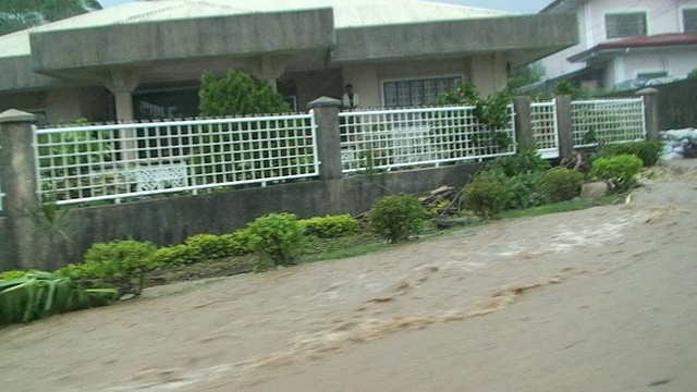 2009年10月4日，台风帕尔马肆虐菲律宾老阿格镇视频素材