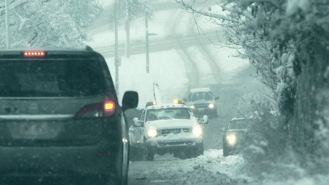 在冬季暴风雪中拉车视频素材