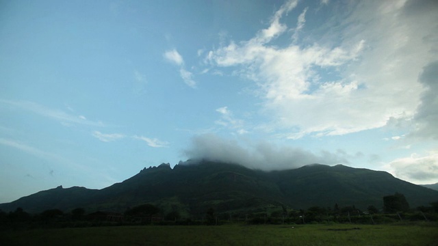 低角度的积云在山脉，马尔谢吉Ghat，马哈拉施特拉邦，印度视频素材