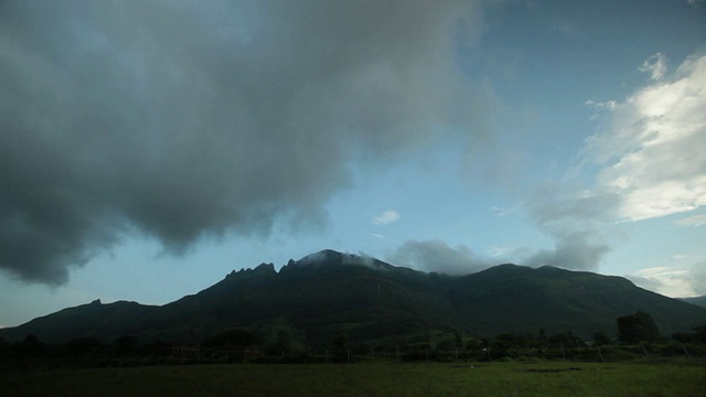 低角度的积云在山脉，马尔谢吉Ghat，马哈拉施特拉邦，印度视频素材