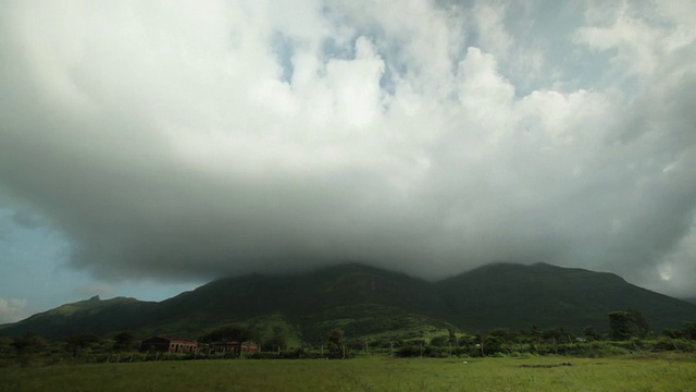 低角度的积云在山脉，马尔谢吉Ghat，马哈拉施特拉邦，印度视频素材