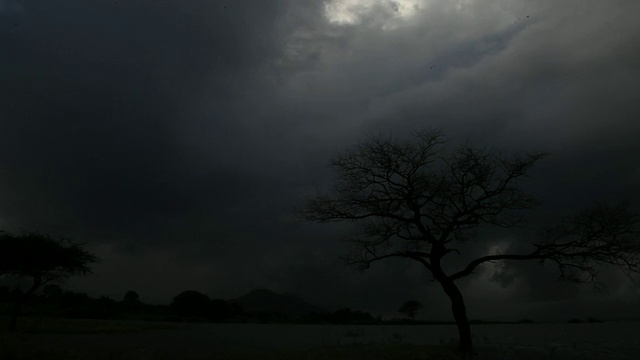 低角度的积云，Malshej Ghat，马哈拉施特拉邦，印度视频素材