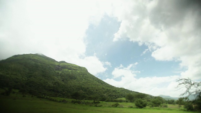 低角度的积云在山脉，马尔谢吉Ghat，马哈拉施特拉邦，印度视频素材