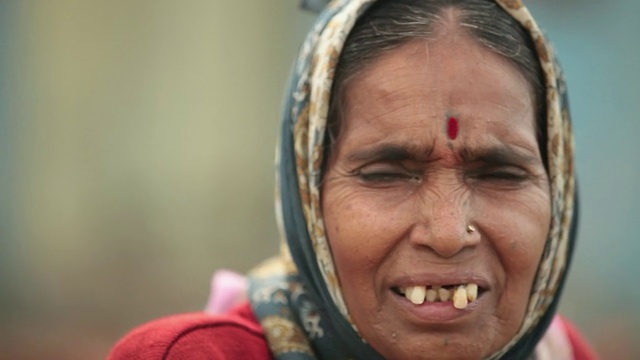 一位年长女性的肖像，Malshej Ghat，马哈拉施特拉邦，印度视频素材