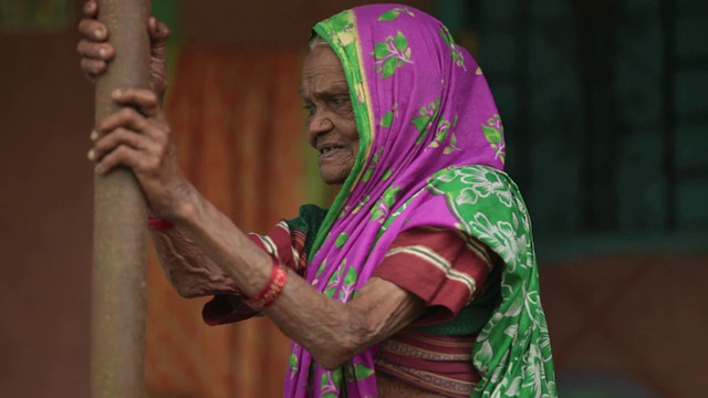 一位年长女性的肖像，Malshej Ghat，马哈拉施特拉邦，印度视频素材