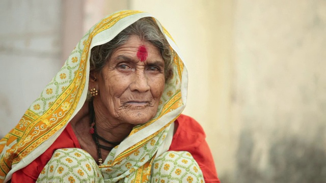 一位年长女性的肖像，Malshej Ghat，马哈拉施特拉邦，印度视频素材