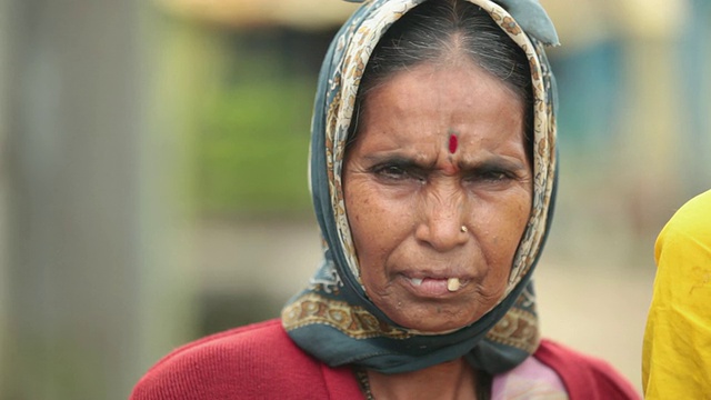 一位年长女性的肖像，Malshej Ghat，马哈拉施特拉邦，印度视频素材