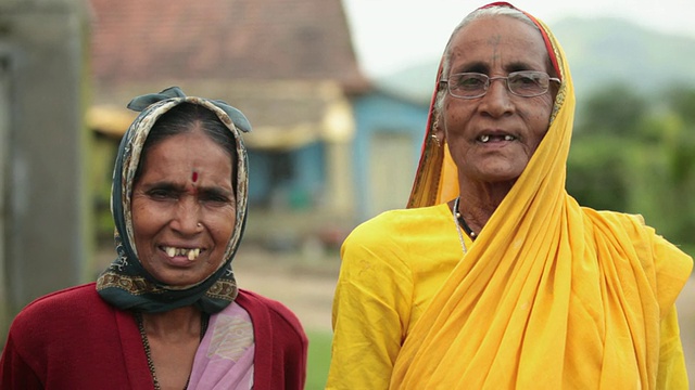 印度马哈拉施特拉邦，Malshej Ghat，两名微笑的老年妇女的肖像视频素材