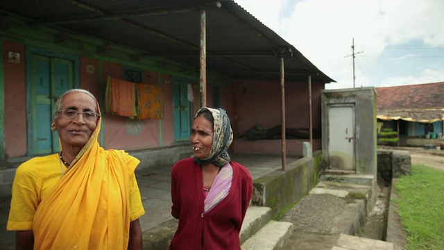 印度马哈拉施特拉邦，Malshej Ghat，两名微笑的老年妇女的肖像视频素材