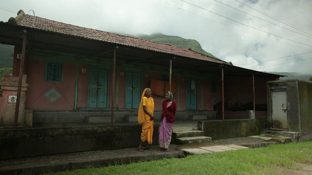 印度马哈拉施特拉邦的Malshej Ghat，两位高级女性在交谈视频素材