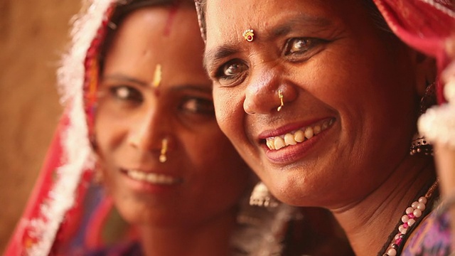 两个微笑的拉贾斯坦邦妇女的肖像，Jaisalmer，拉贾斯坦邦，印度视频素材