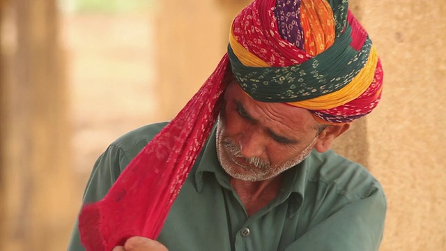 戴着头巾的拉贾斯坦邦老人，Bada Bagh, Jaisalmer，印度拉贾斯坦邦视频素材