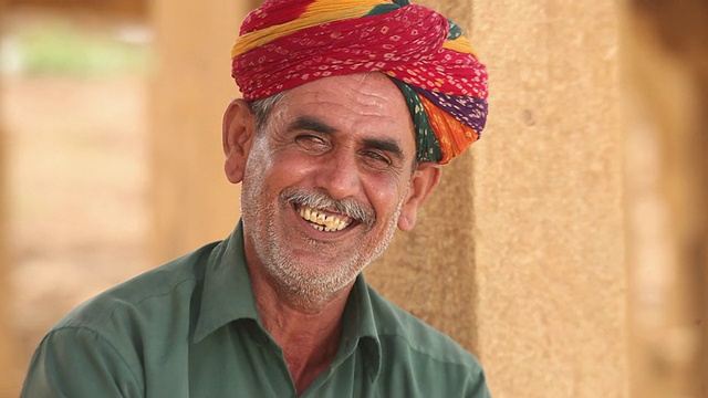 一个微笑的拉贾斯坦邦老人的肖像，Jaisalmer，拉贾斯坦邦，印度视频素材