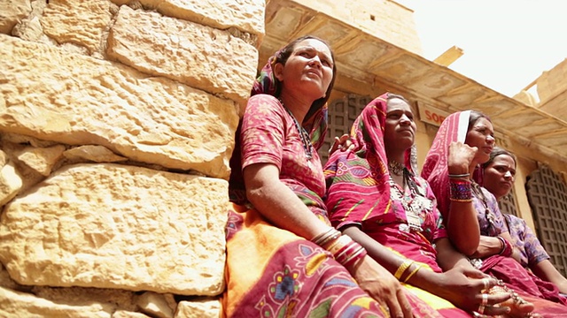 低角度的四个拉贾斯坦邦妇女，Jaisalmer，拉贾斯坦邦，印度视频素材