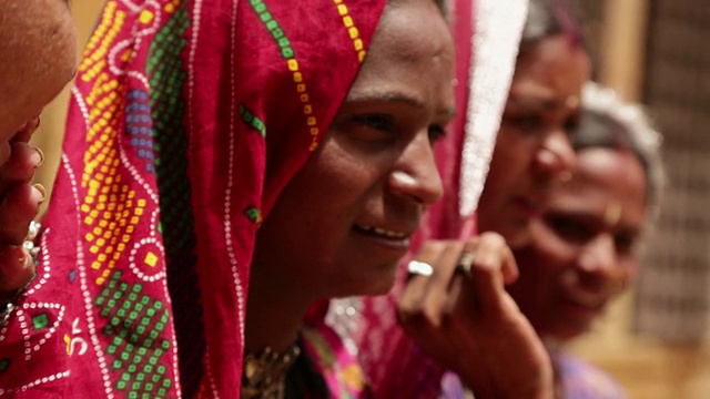 微笑的拉贾斯坦邦妇女，Jaisalmer，印度拉贾斯坦邦视频素材