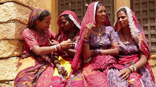 四名微笑的拉贾斯坦邦妇女，Jaisalmer，印度拉贾斯坦邦视频素材