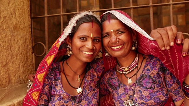 两个微笑的拉贾斯坦邦妇女的肖像，Jaisalmer，拉贾斯坦邦，印度视频素材