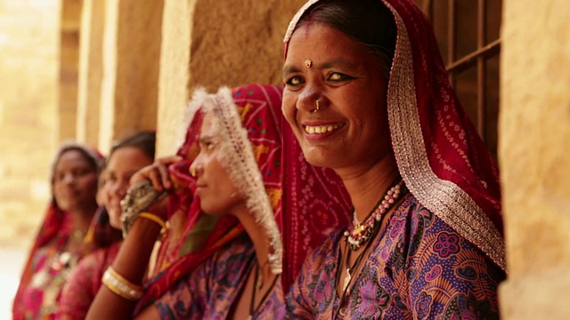 四名微笑的拉贾斯坦邦妇女，Jaisalmer，印度拉贾斯坦邦视频素材