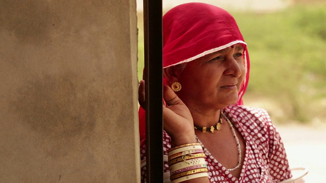 一个拉贾斯坦邦女人的特写，Jaisalmer，拉贾斯坦邦，印度视频素材