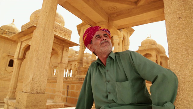 低角度的拉贾斯坦邦资深男子，Bada Bagh, Jaisalmer，拉贾斯坦邦，印度视频素材