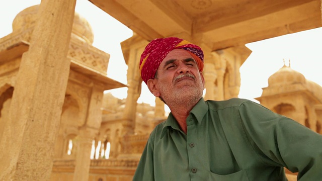 低角度的拉贾斯坦邦资深男子，Bada Bagh, Jaisalmer，拉贾斯坦邦，印度视频素材