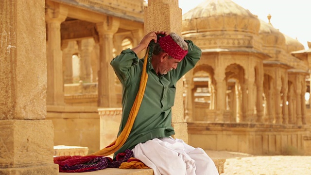 戴着头巾的拉贾斯坦邦老人，Bada Bagh, Jaisalmer，印度拉贾斯坦邦视频素材