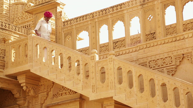 印度拉贾斯坦邦，Jaisalmer, Amar Sagar Jain Temple，拉贾斯坦邦老人从楼梯上走下来视频素材