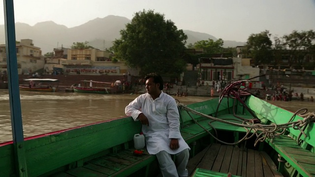 坐在恒河船上的男子，Laxman Jhula, Rishikesh，北阿坎德邦，印度视频素材