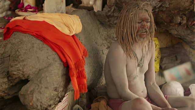 印度北阿坎德邦Haridwar的Aghori sadhu(或印度教苦行僧)静坐视频素材