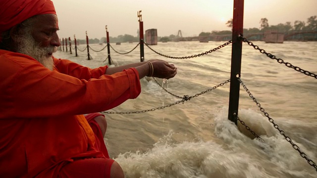 圣人在河边崇拜，恒河，Haridwar，北阿坎德邦，印度视频素材