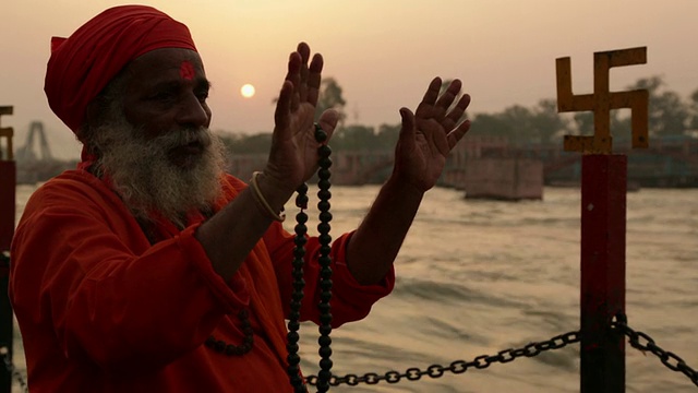 圣人在河边崇拜，恒河，Haridwar，北阿坎德邦，印度视频素材